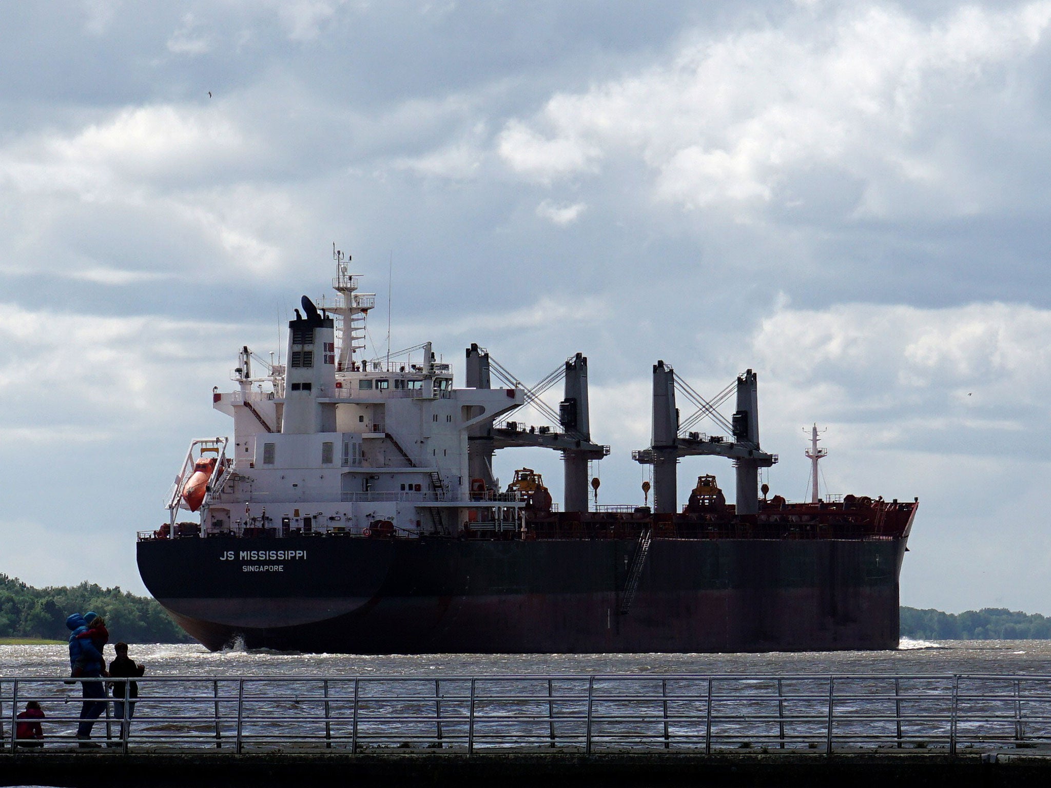 The bulk carrier ‘JS Mississippi’ on the Elbe near Hamburg