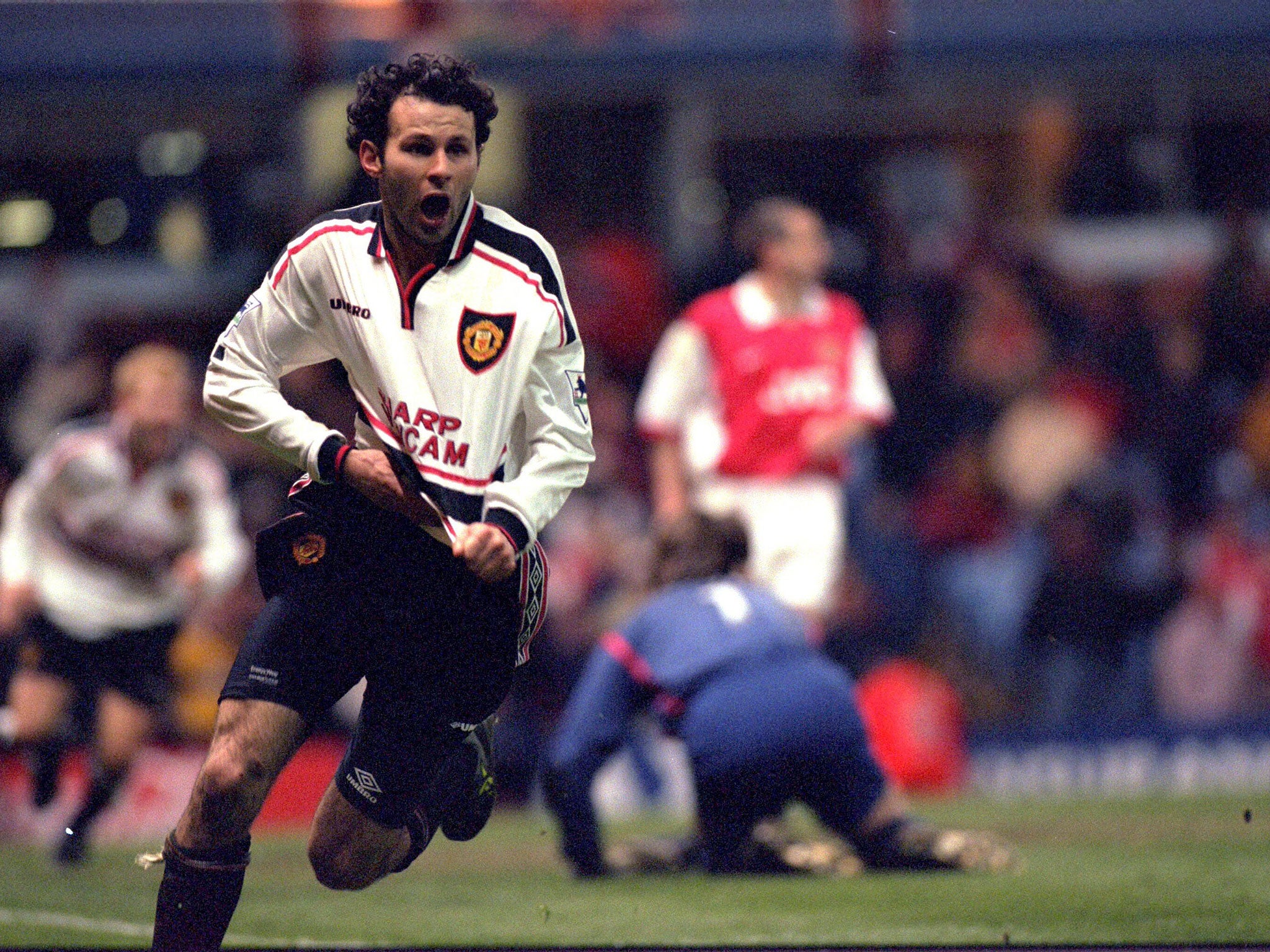 Ryan Giggs celebrates scoring the magnificent winning goal for Man Utd as they defeated Arsenal 2-1 in extra time during the 1999 FA Cup Semifinal Replay at Villa Park