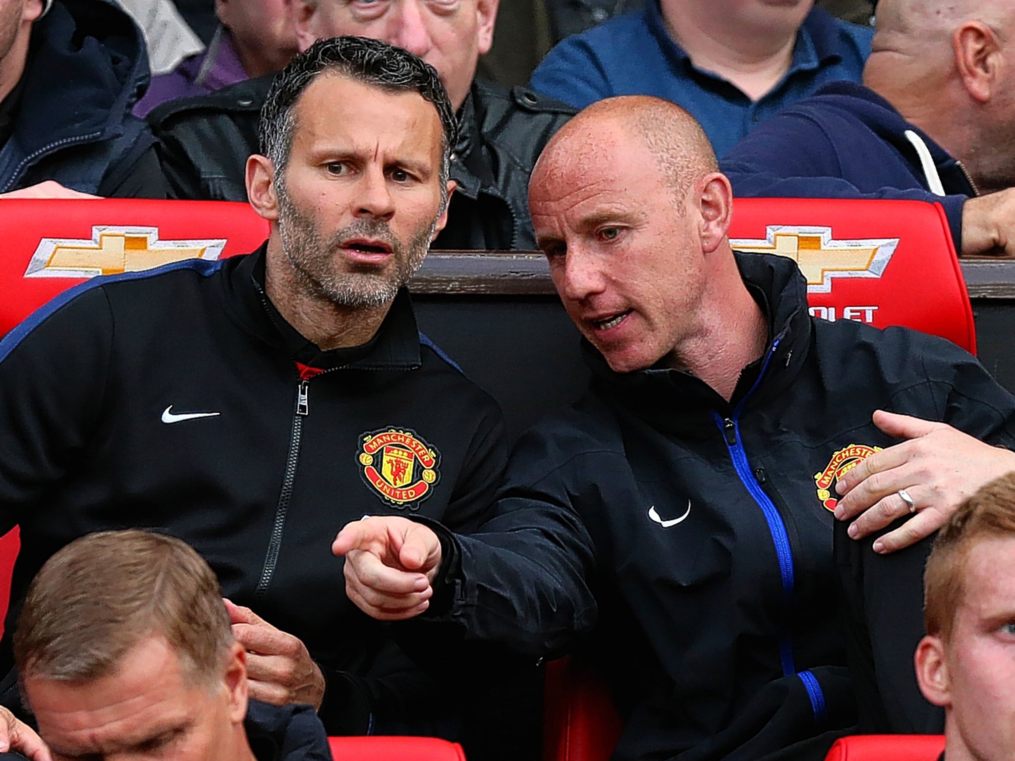Nicky Butt discusses tactics with Manchester United assistant manager Ryan Giggs
