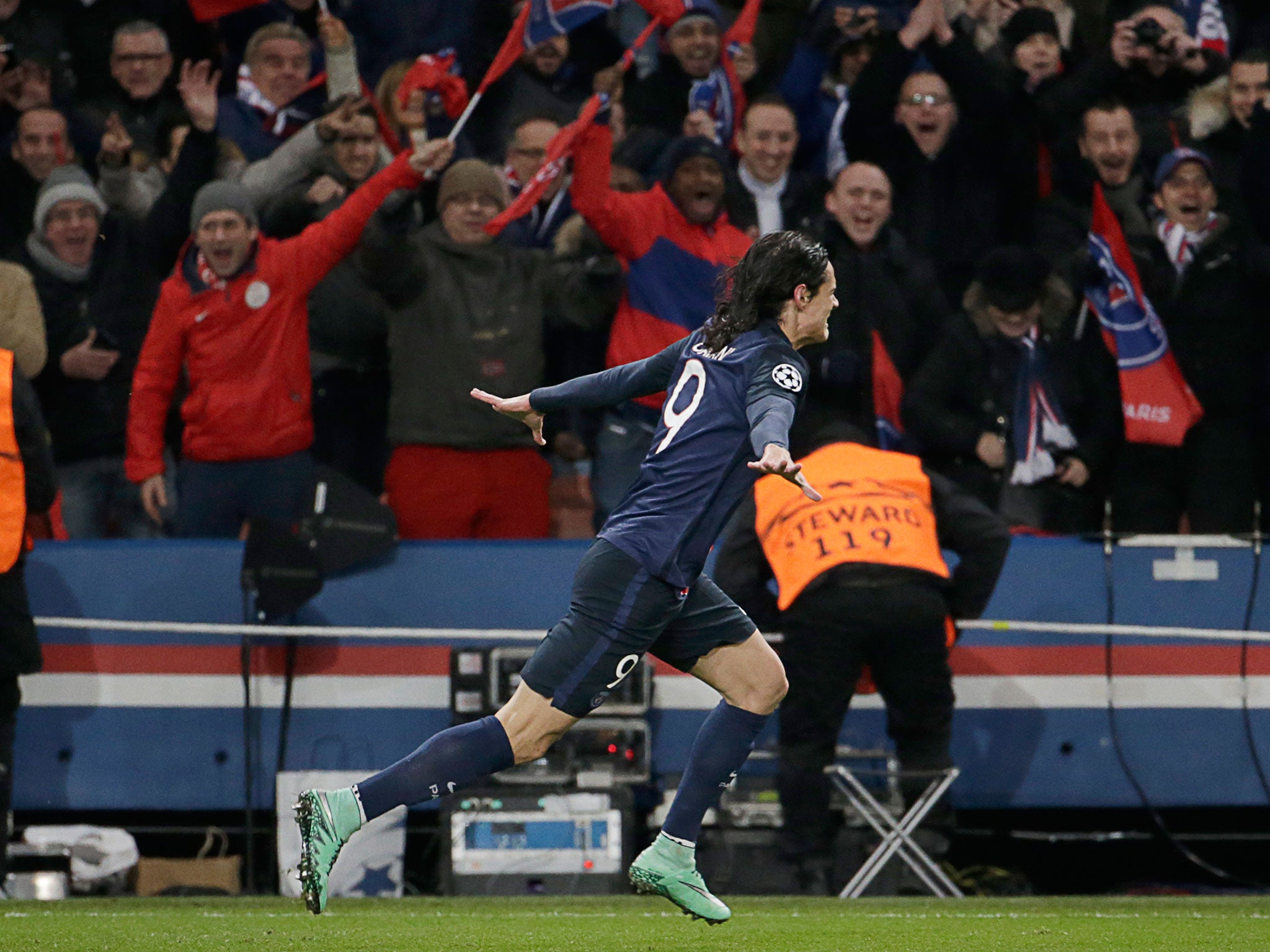 Edinson Cavani celebrates his winner for PSG against Chelsea