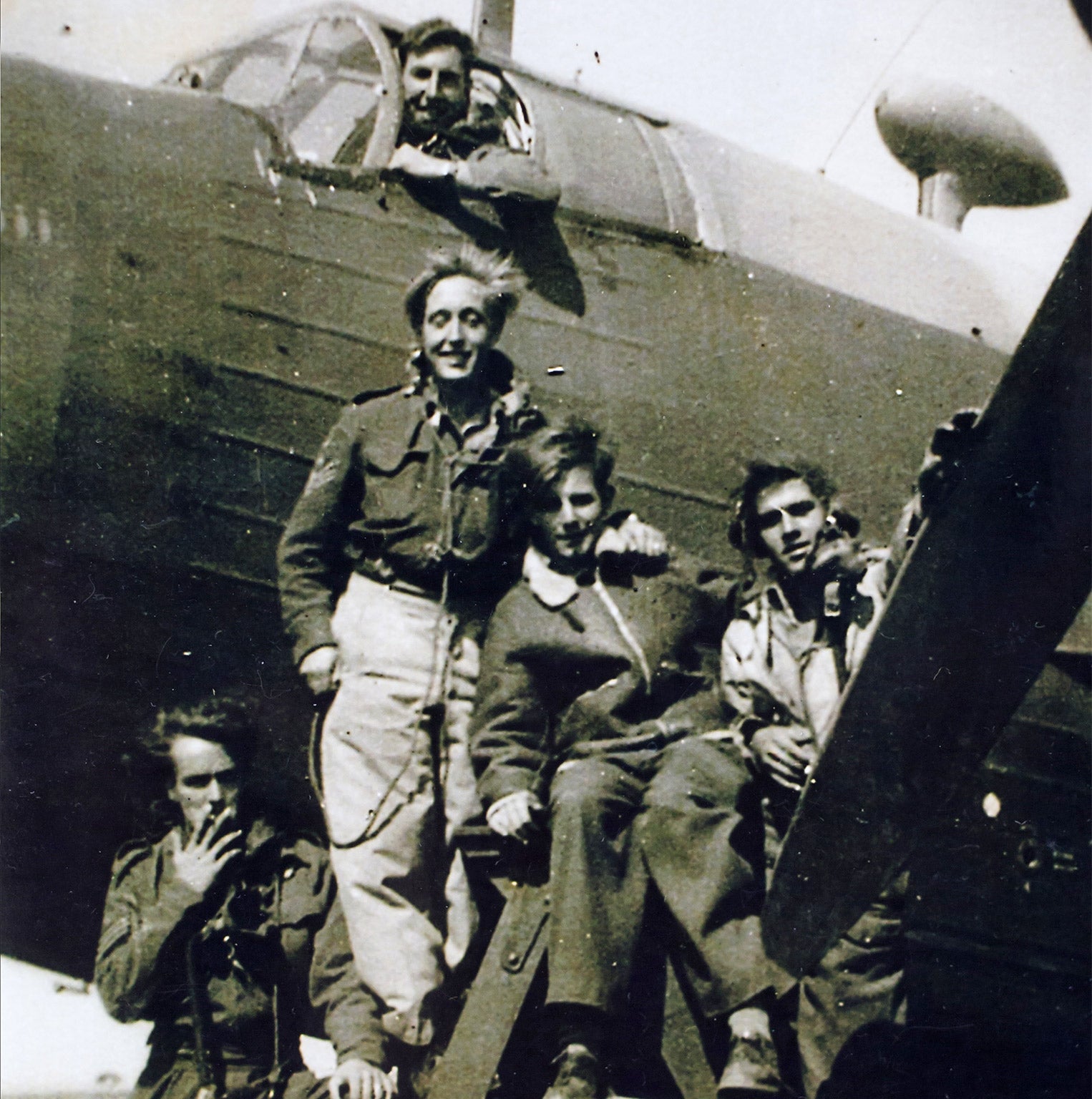 Theo Eaves (at the top of those on ladder) with crewmates and their Wellington Mk10 bomber, in Italy, early 1944