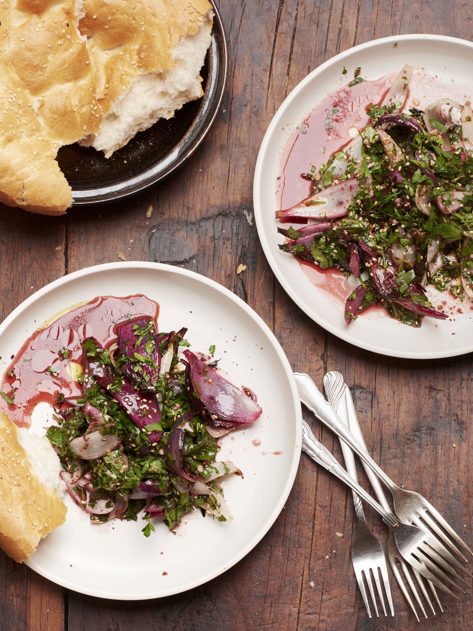 Grilled onion salad served with chunky bread