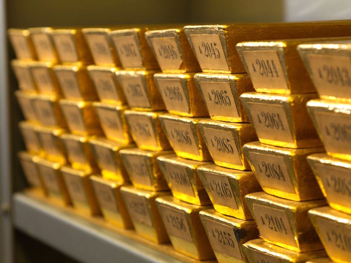 Банк покупает золото. Золото в банке. Слитки золота в хранилище. Много золота. Золотой запас.