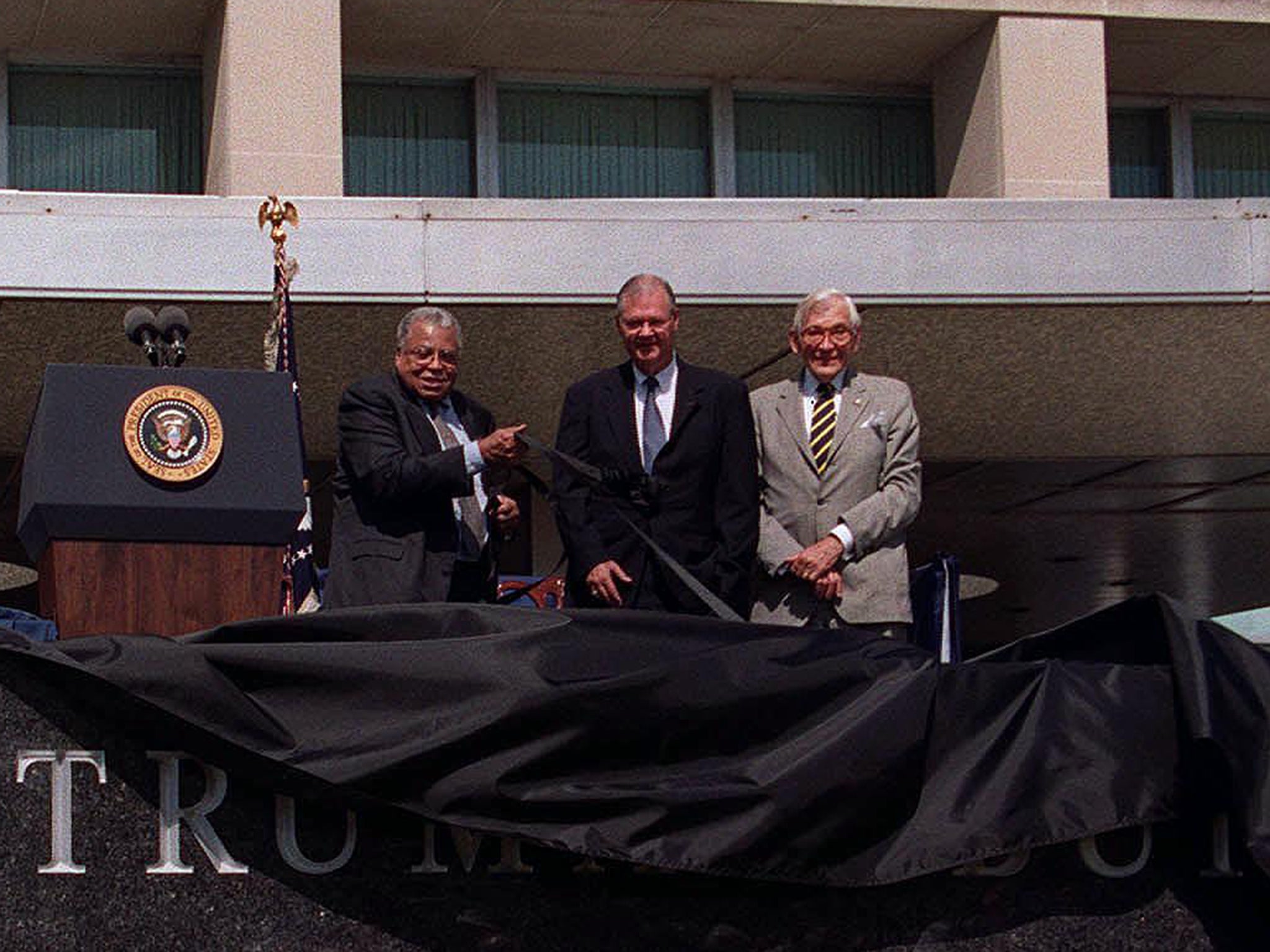 From left to right: James Earl Jones, Ike Skelton and George Elsey photographed in 2000