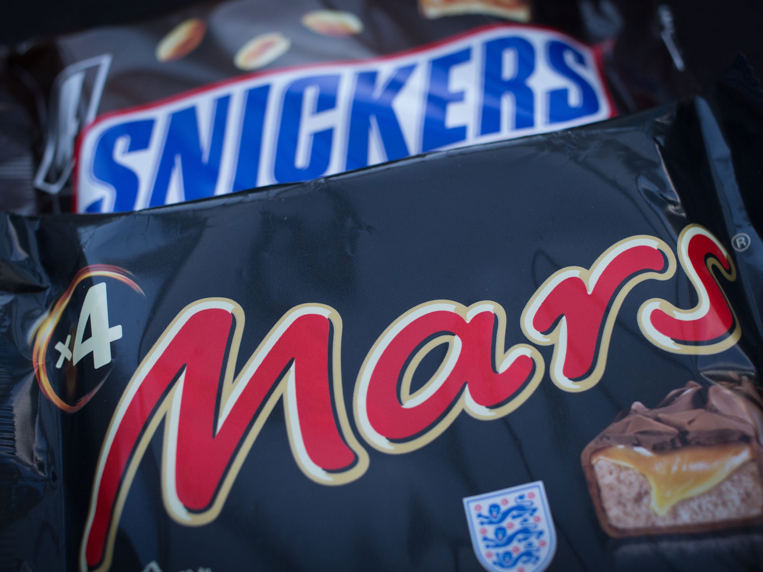 The Mars company, which owns Snickers, has announced a recall of chocolate products in 55 countries following the discovery of bits of plastic in a chocolate bar produced in one of the company's plants in Holland.