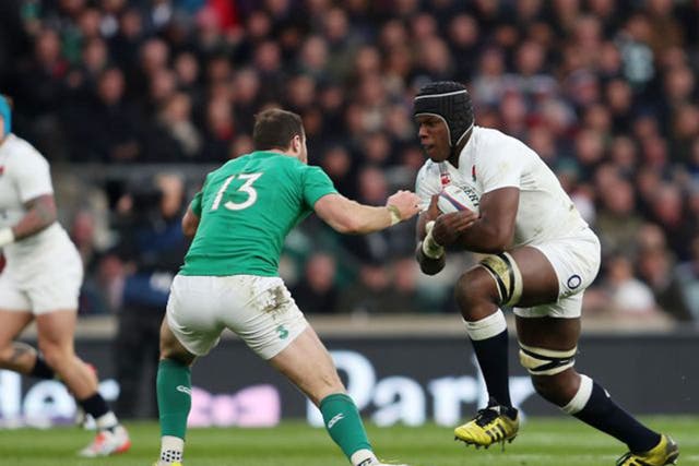 Maro Itoje takes a firm hold of the ball under close watch of Ireland’s Robbie Henshaw