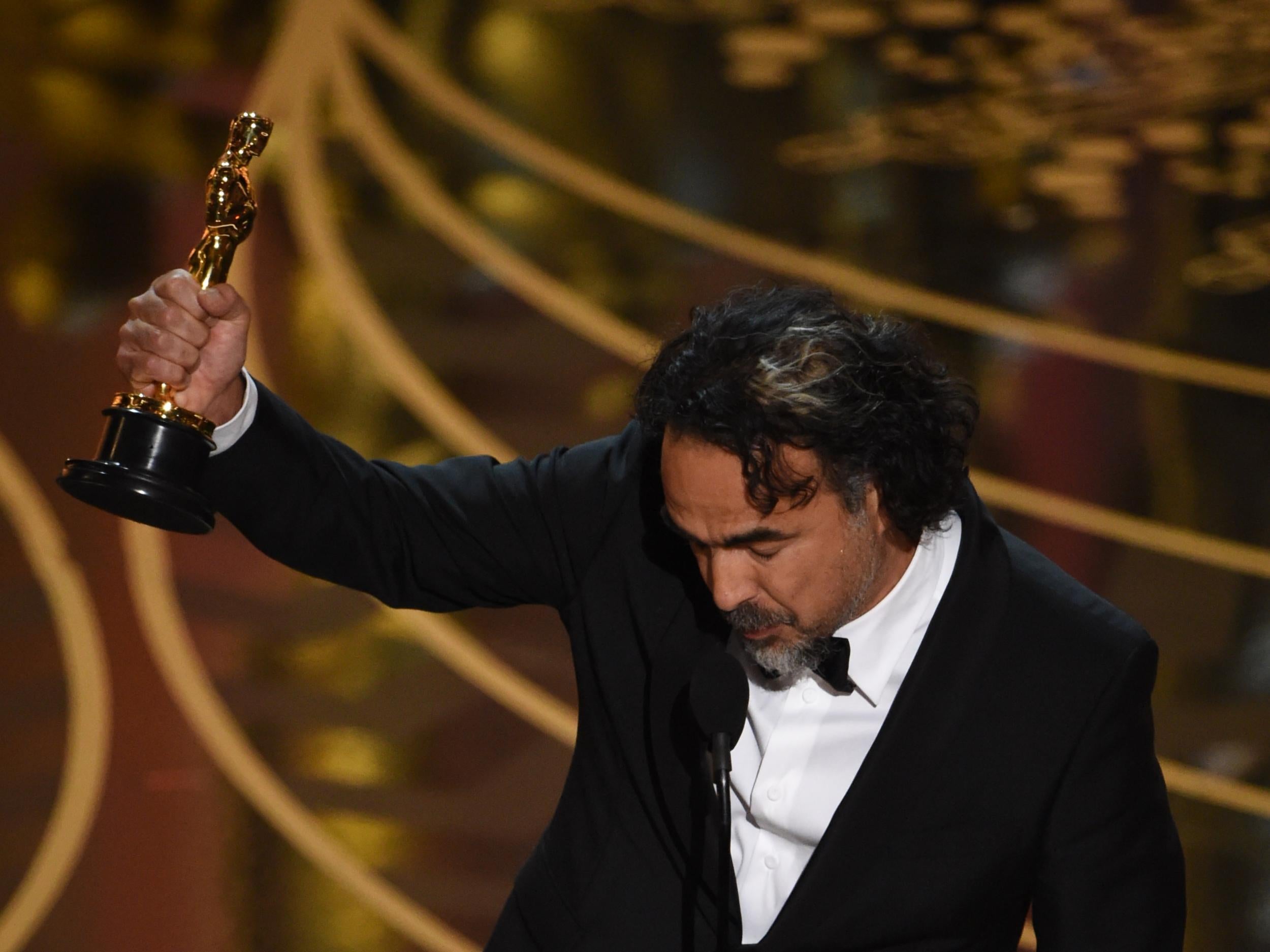 Alejandro González Iñárritu accepts the best director gong