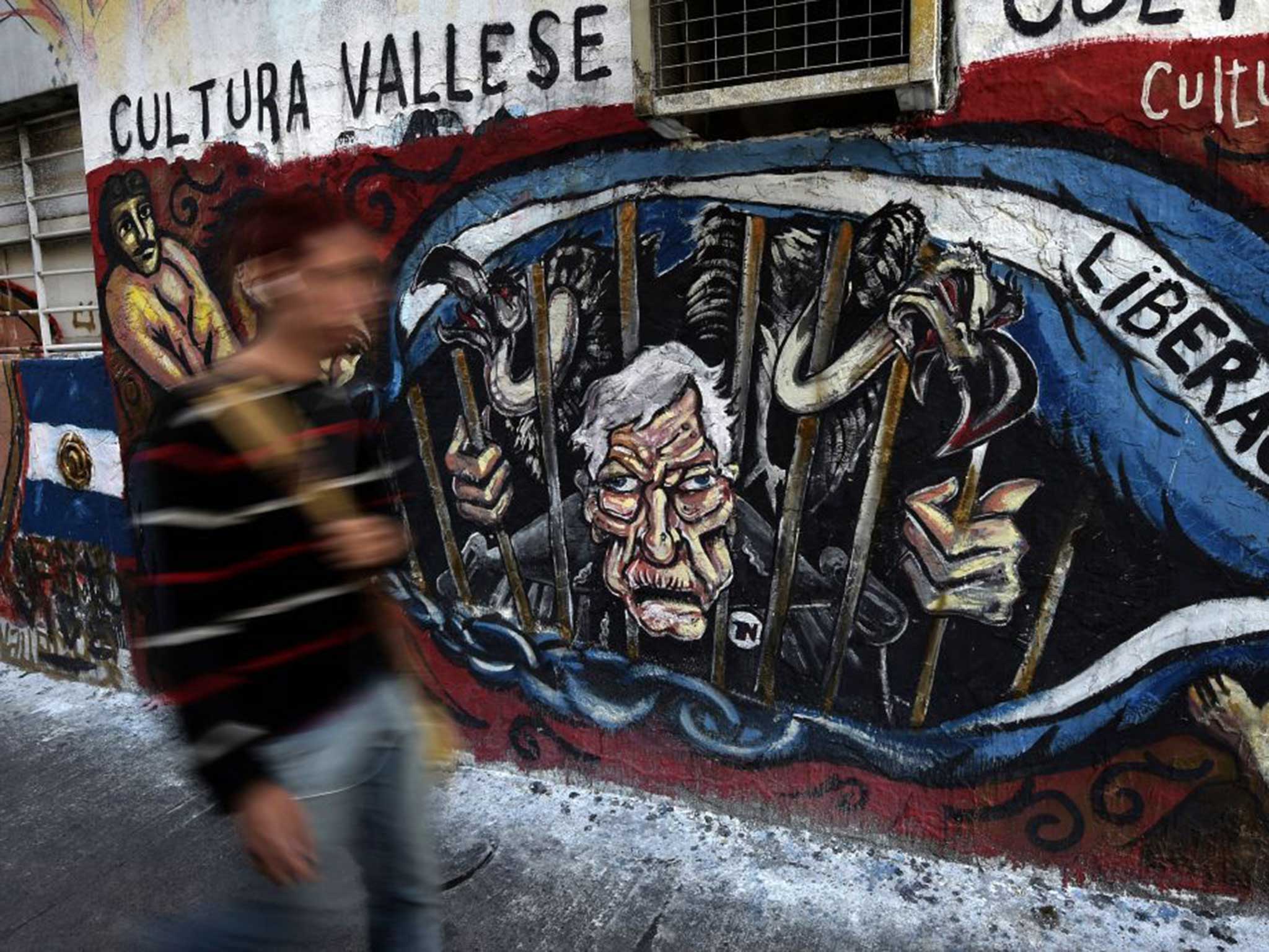 Graffiti in Buenos Aires depicting US Judge Thomas Griesa and vultures behind bars