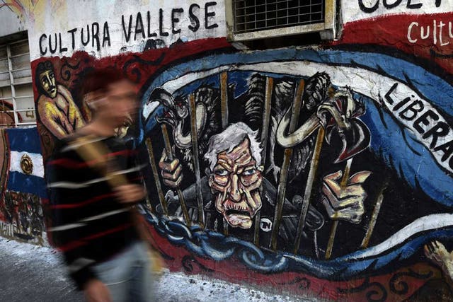 Graffiti in Buenos Aires depicting  US Judge Thomas Griesa and vultures behind bars