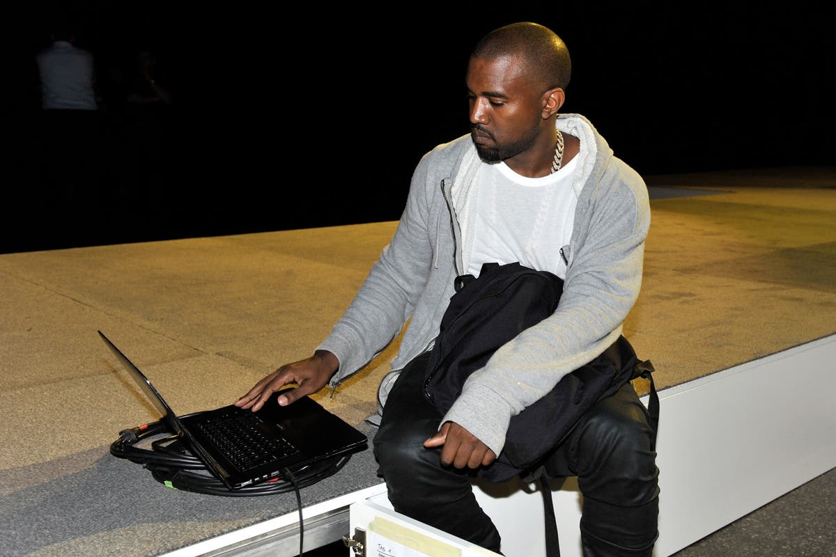 Kanye west черные псы. Кани Вест. Kanye West 2013. Kanye West на студии. Kanye West Donda era.