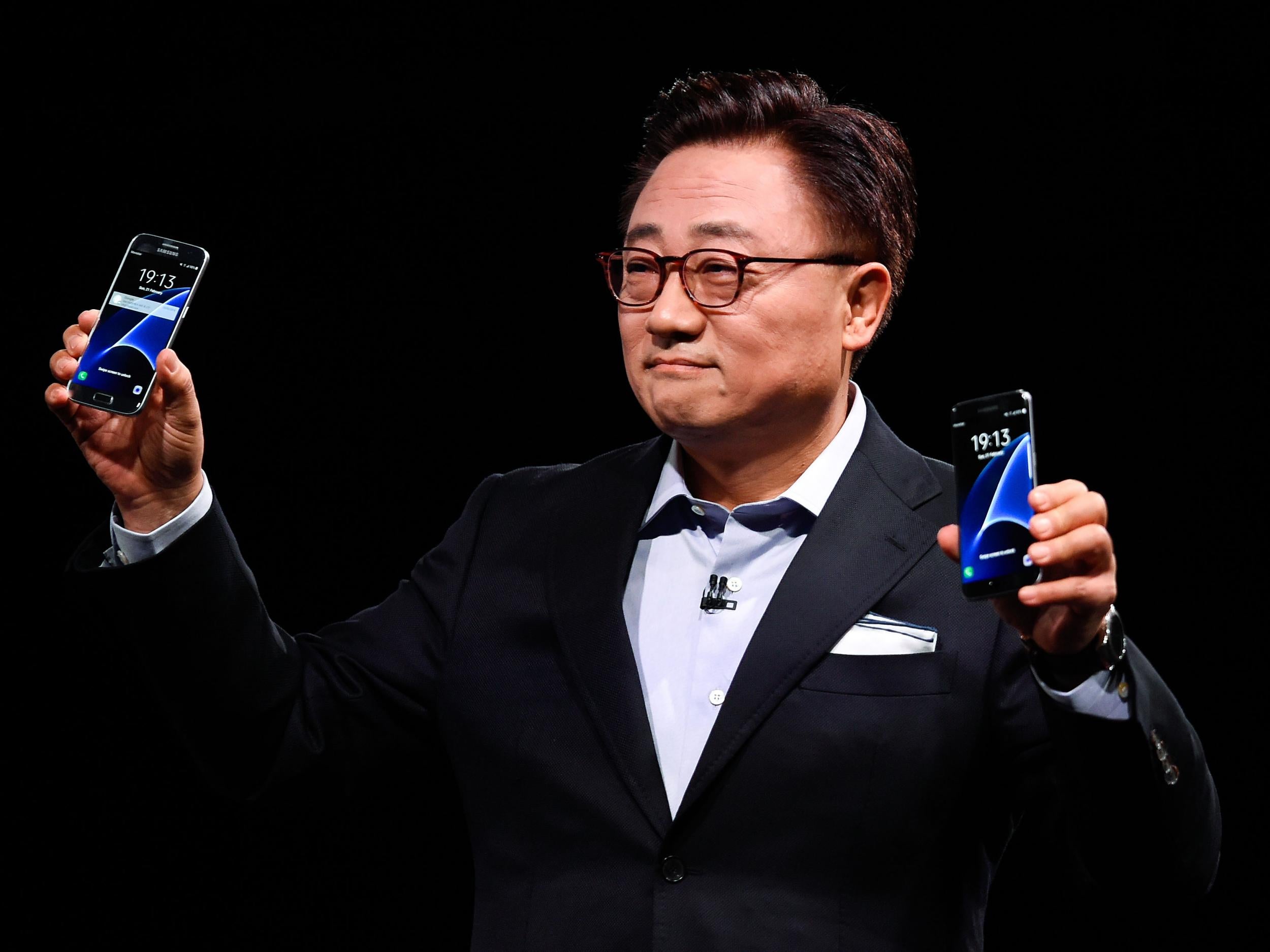Samsung's president of mobile DJ Koh presents the Galaxy S7 and S7 Edge at Mobile World Congress
