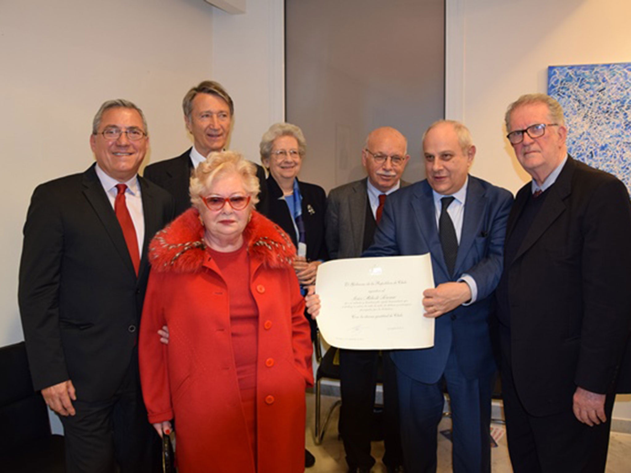 (In red, then left to right) Anna Sofia de Vergottini, the widow of the former ambassador, diplomats Elena Piaciotti, Roberto Toscano, Emilio Barbarani and other officials are honoured by Chile in Rome