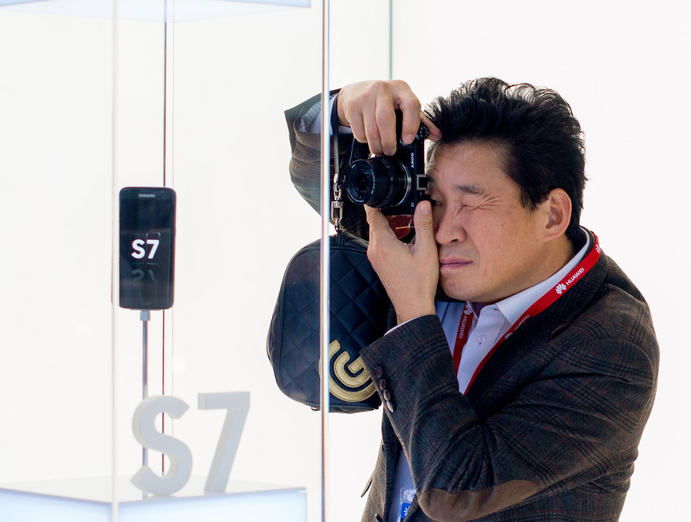 A man takes a picture of the Samsung Galaxy S7 at Mobile World Congress