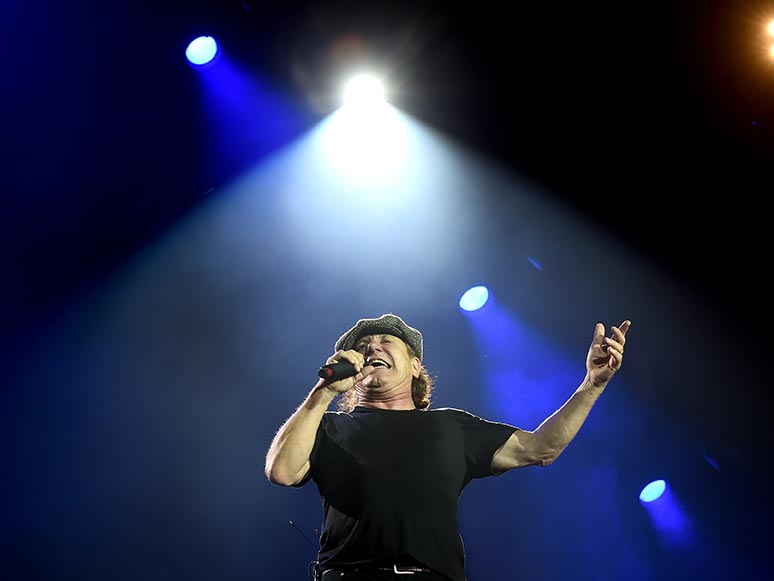 Brian Johnson performing with the band in LA in 2015
