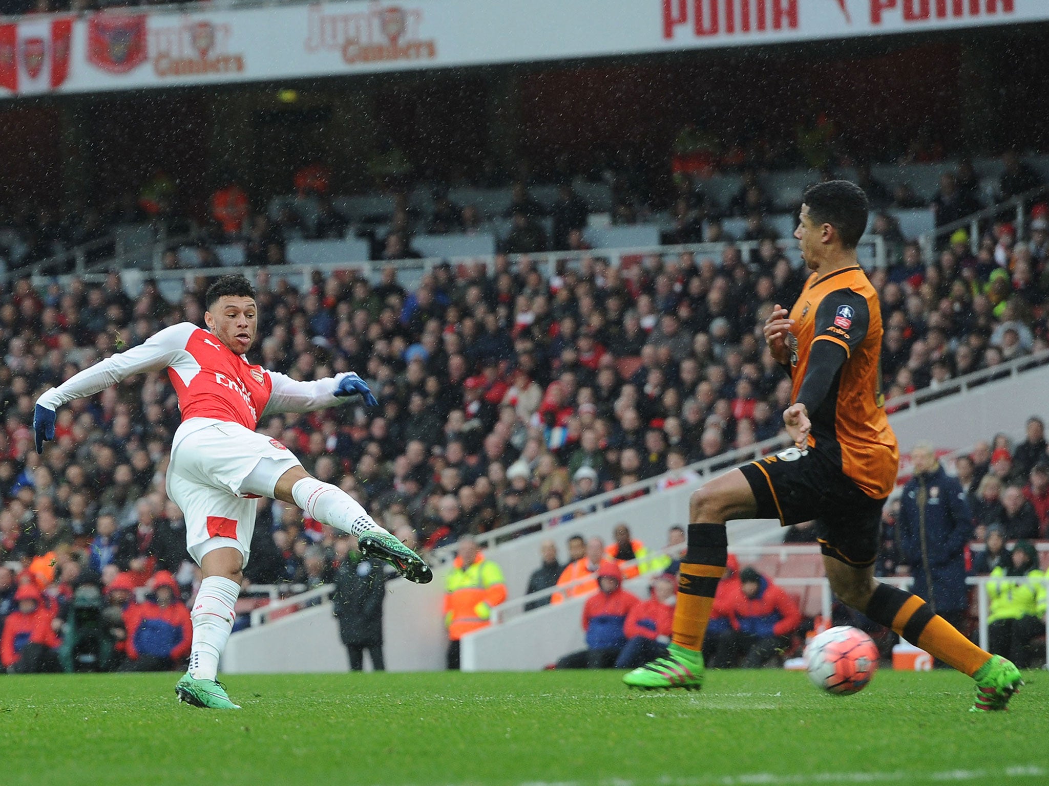 Alex Oxlade-Chamberlain shoots at goal during Arsenal's FA Cup draw with Hull
