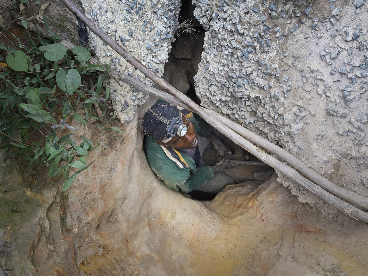 South Africa S Illegal Gold Miners Forced To Scavenge In Abandoned Shafts In A Perilous Attempt To Survive The Independent The Independent
