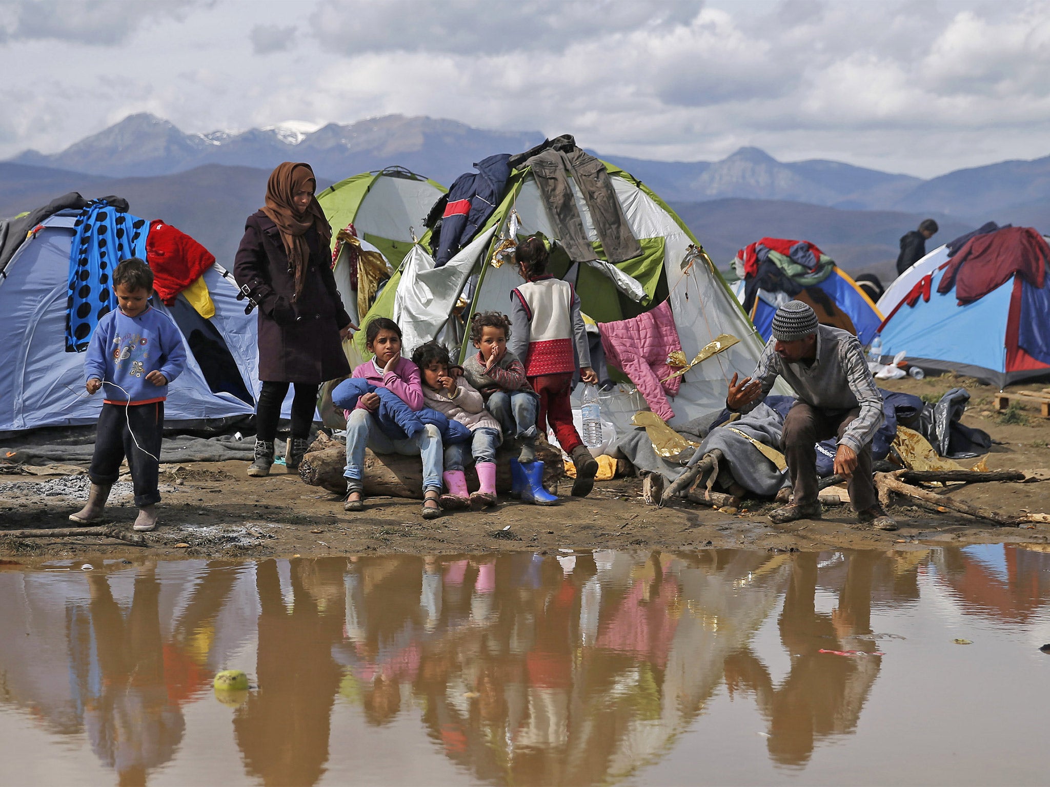 Refugees wait to cross the Greek-Macedonian border at Idomeni