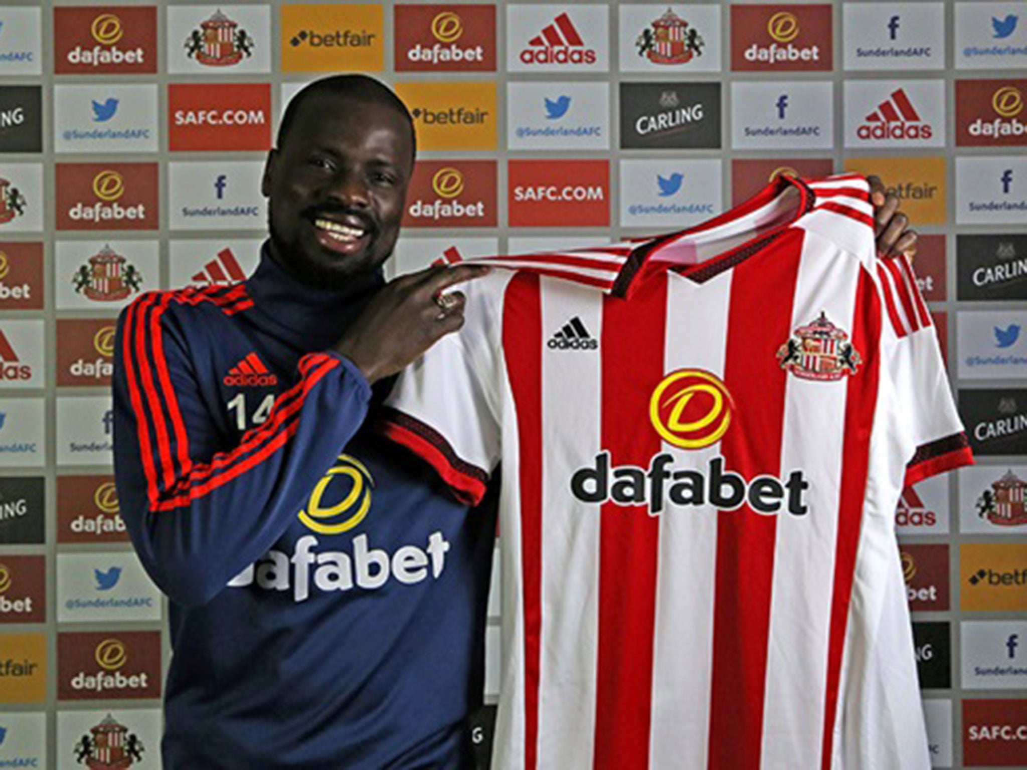 Sunderland have announced the signing of defender Emmanuel Eboue