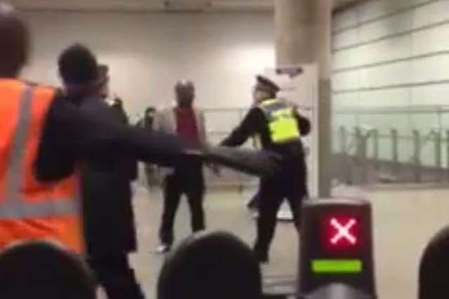 Police officers can be witnessed shouting for the man to get on the floor