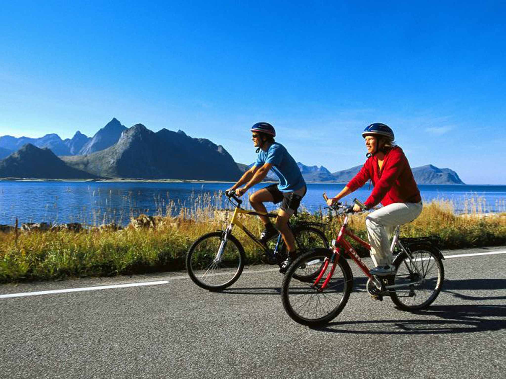 Догнать велосипед. Велодорожки в Норвегии. Катание на велосипеде. Прогулка на велосипеде. Велосипед.