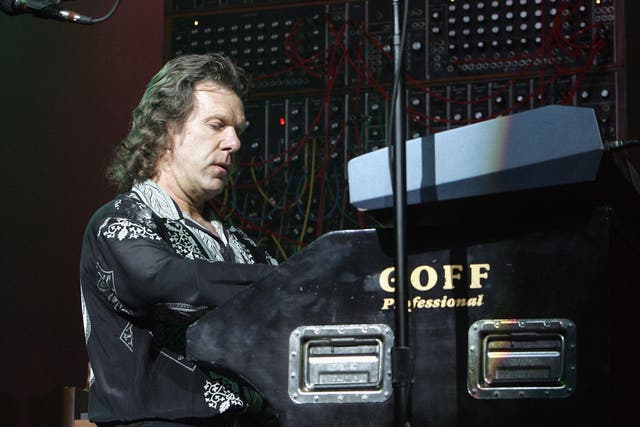 Keith Emerson performs at Universal Amphitheatre in 2004