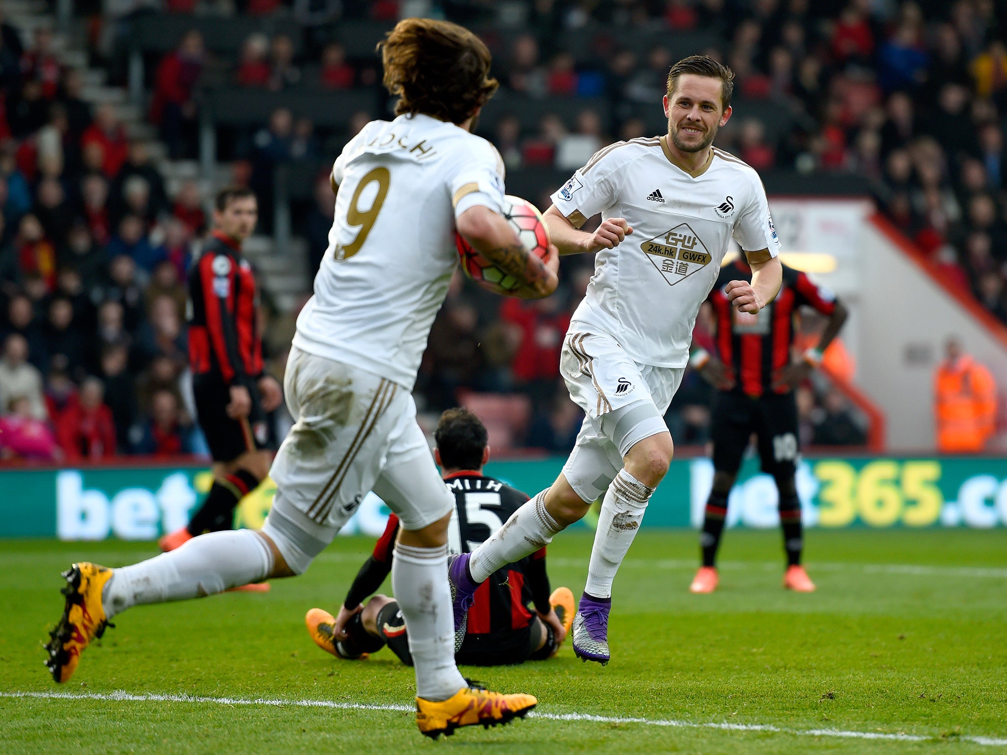 Gylfi Sigurdsson celebrates his equaliser