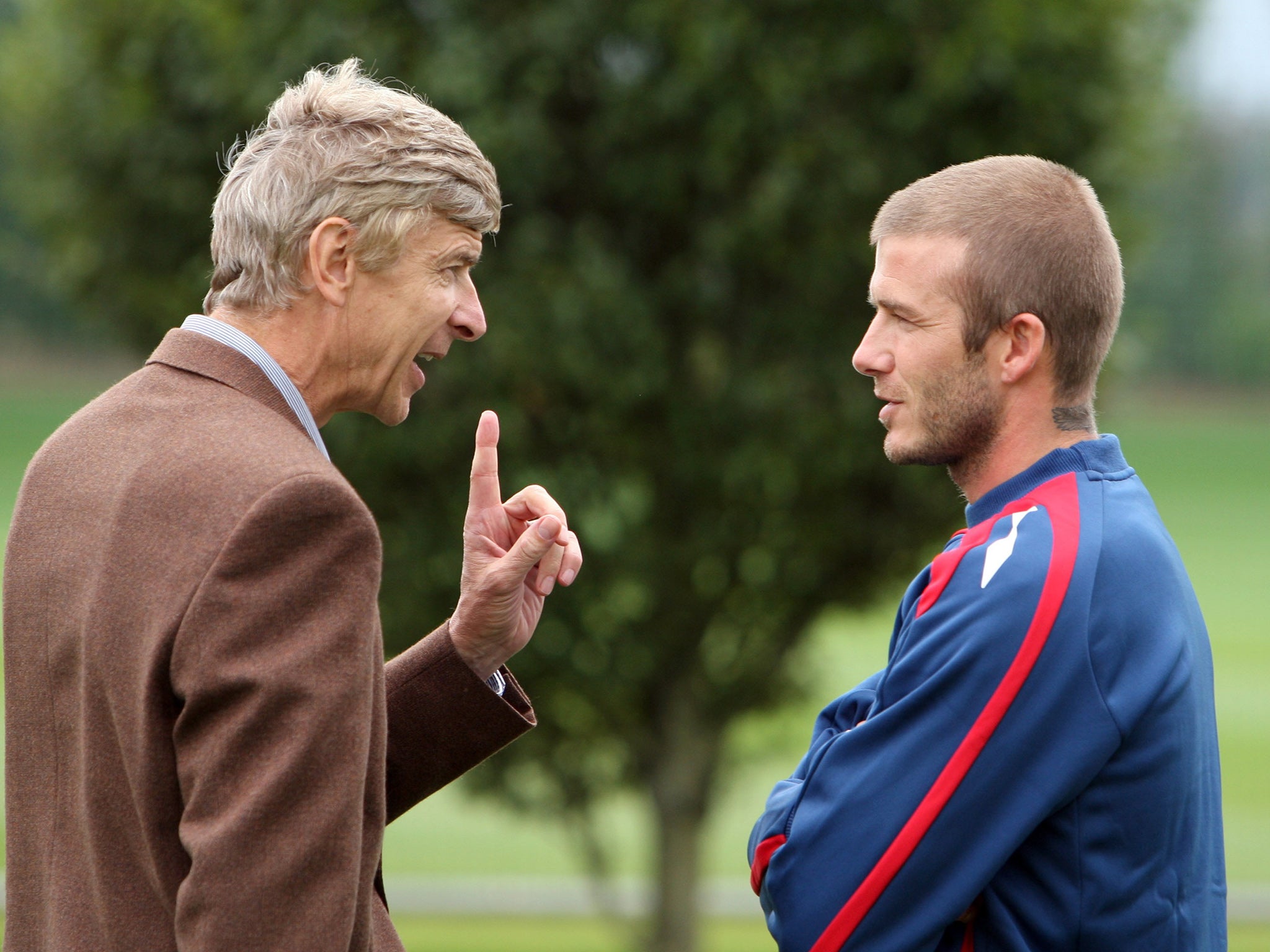 Arsene Wenger speaks with David Beckham during an Arsenal training session in 2007