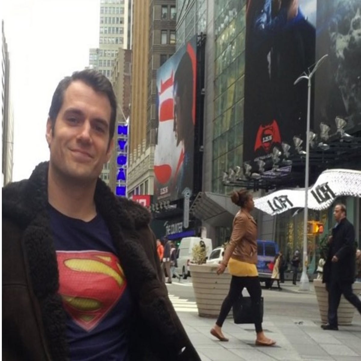 Batman vs Superman: Henry Cavill shows first look at Clark Kent - but with  no specs - Mirror Online