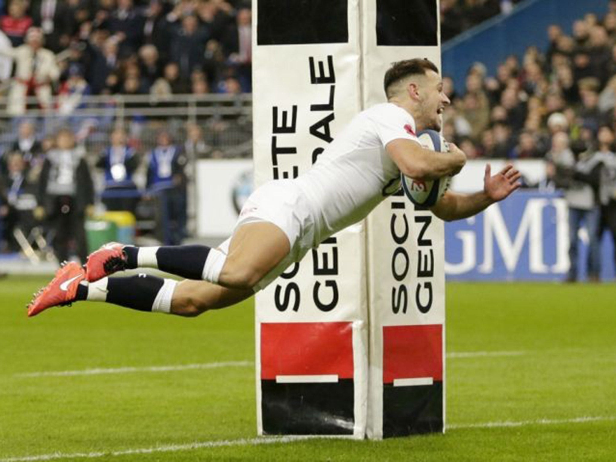 Danny care scores a try for England against France