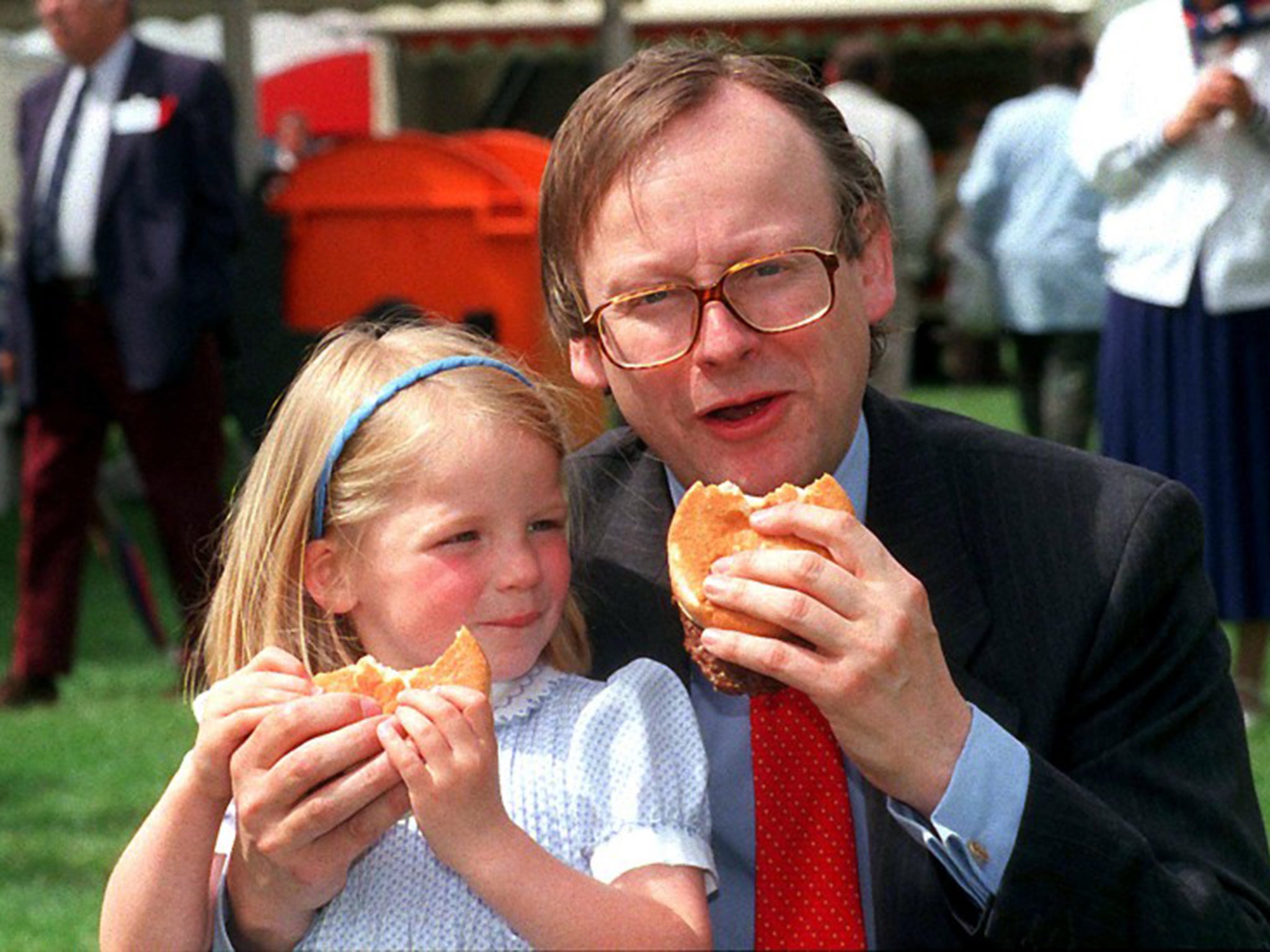&#13;
John Selwyn Gummer and his daughter Cordelia in 1990 (EPA)&#13;