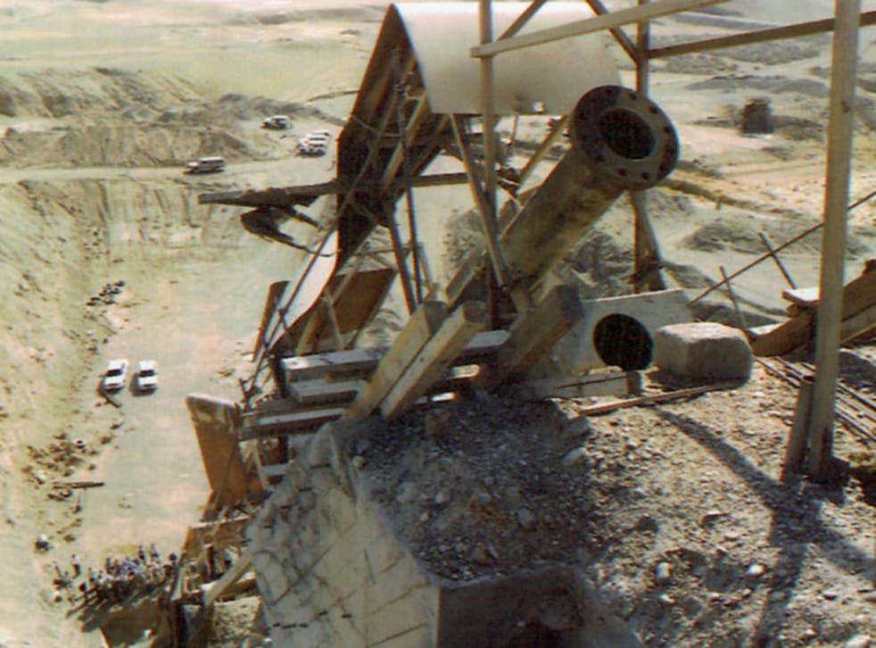 UN inspectors in Iraq view a supergun, 1991