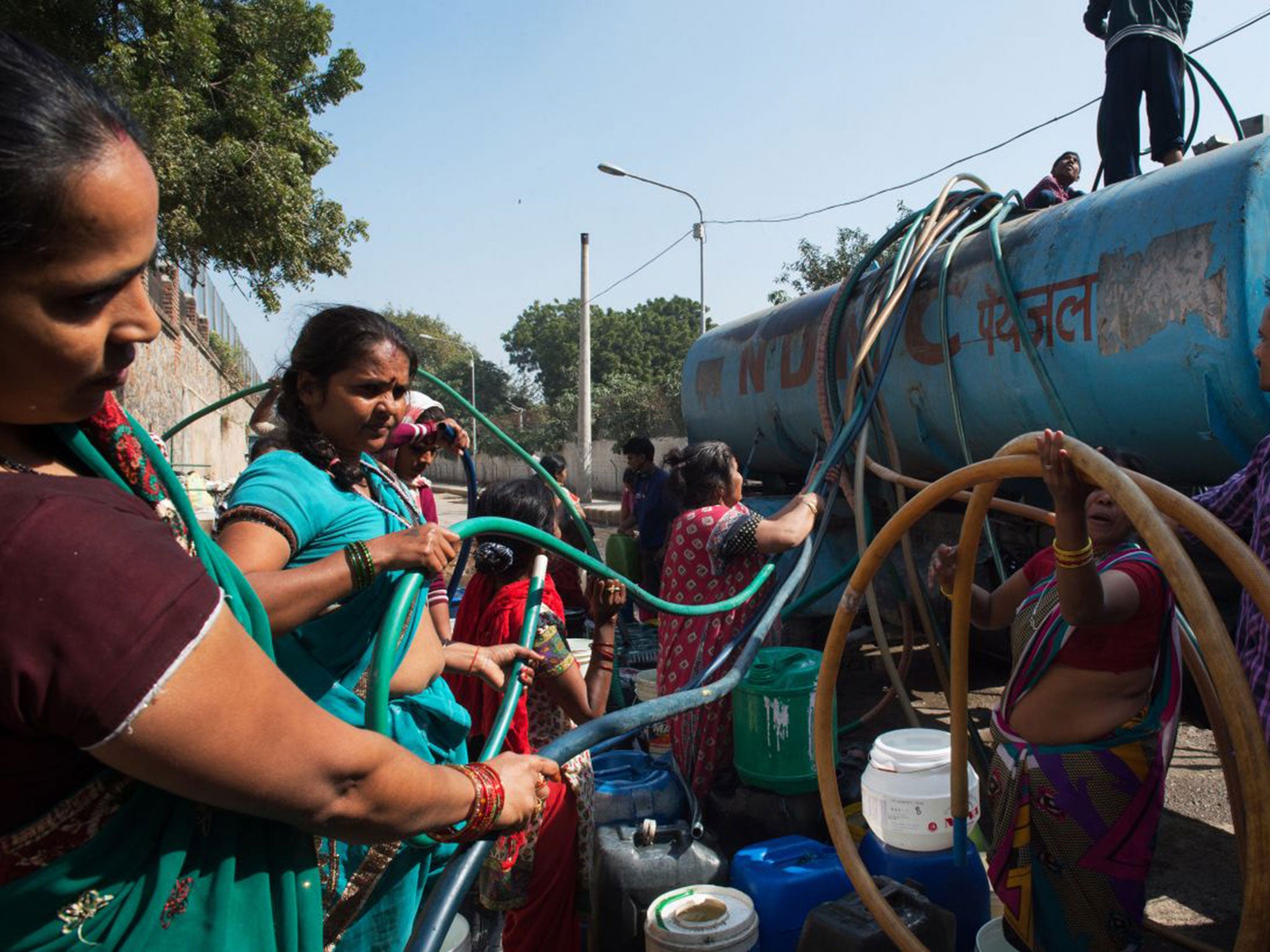 &#13;
Indian residents fill up from a water distribution truck in the low-income eastern New Delhi neighborhood of Sanjay &#13;