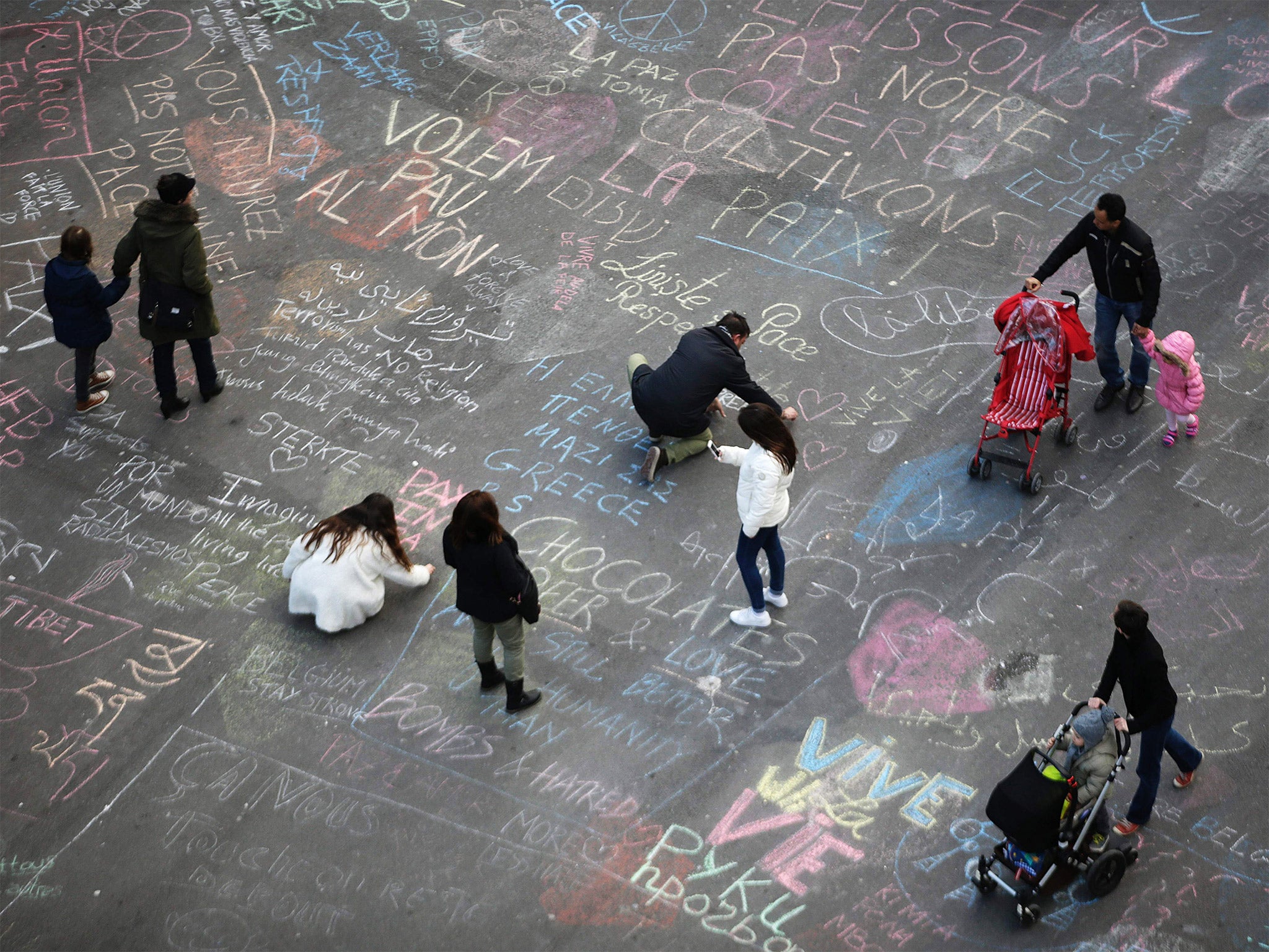 People pay tribute to the victims of the Brussels attacks