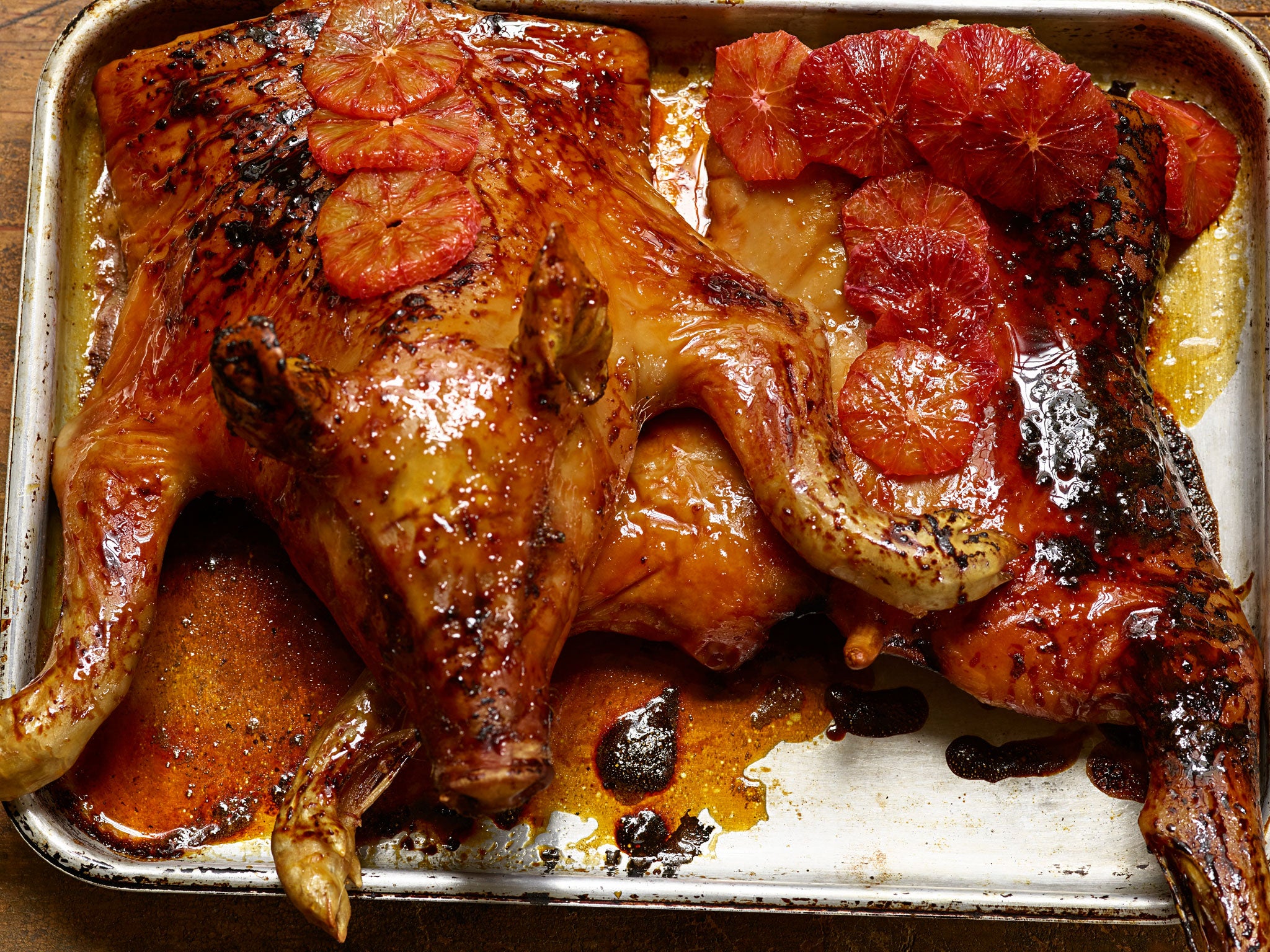 Roast suckling pig with honey and oranges