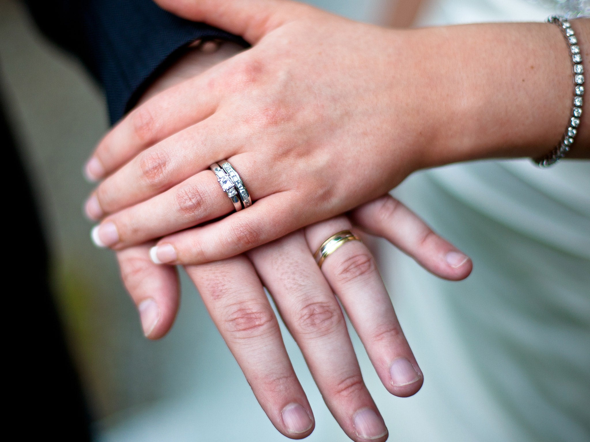 Кольцо когда замужем. Обручальное кольцо на пальце. Обручальные и помолвочные кольца. Обручальные кольца на руках. Кольцо на руке.