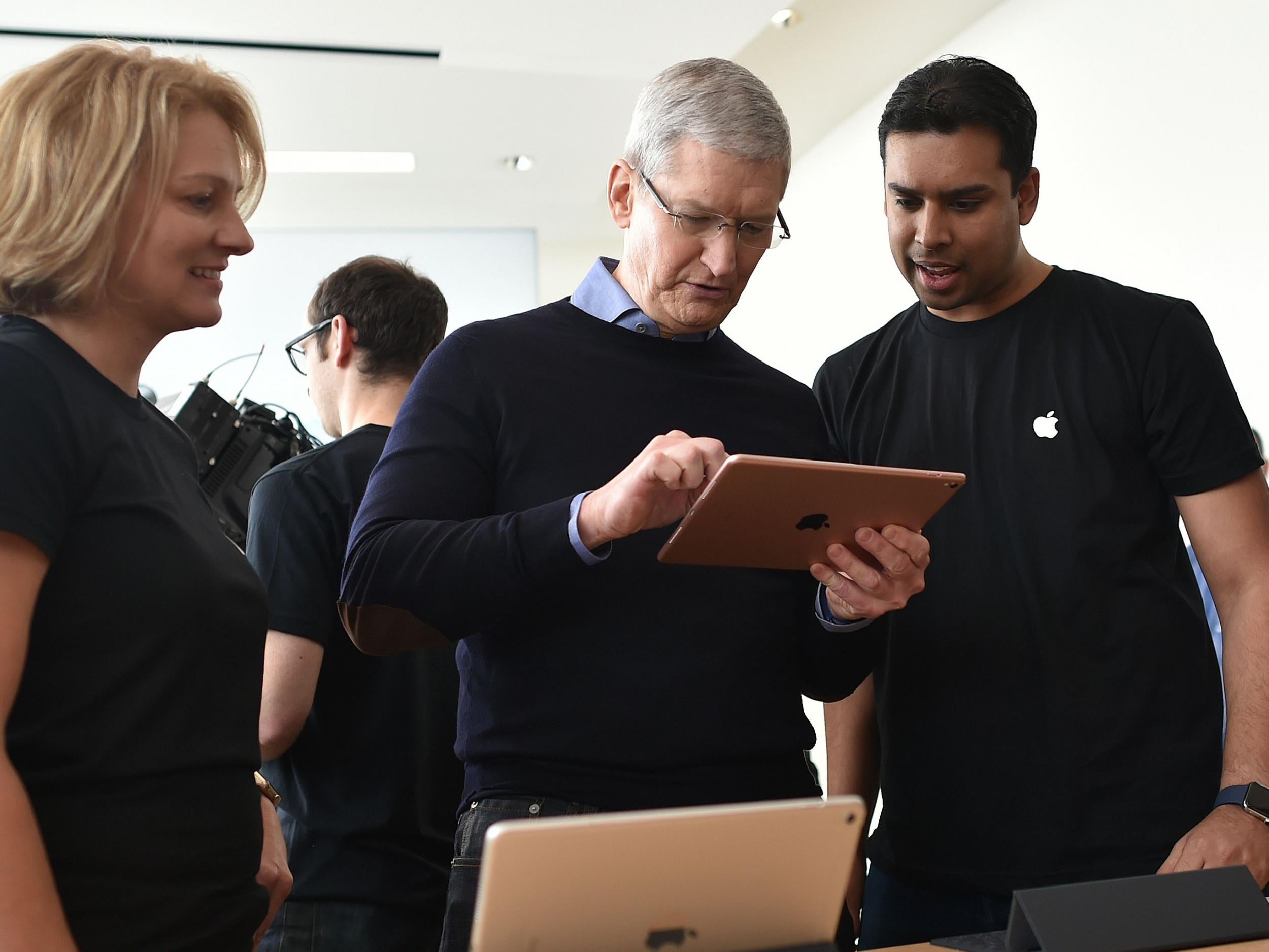 Apple CEO Tim Cook (C) uses a new iPad Pro during a media event at Apple headquarters in Cupertino, California