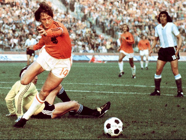 Johan Cruyff in the 1974 World Cup leading Argentina a merry dance
