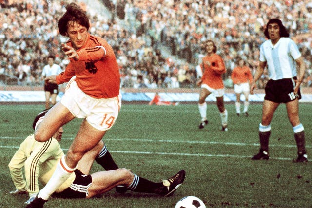 Johan Cruyff in the 1974 World Cup leading Argentina a merry dance