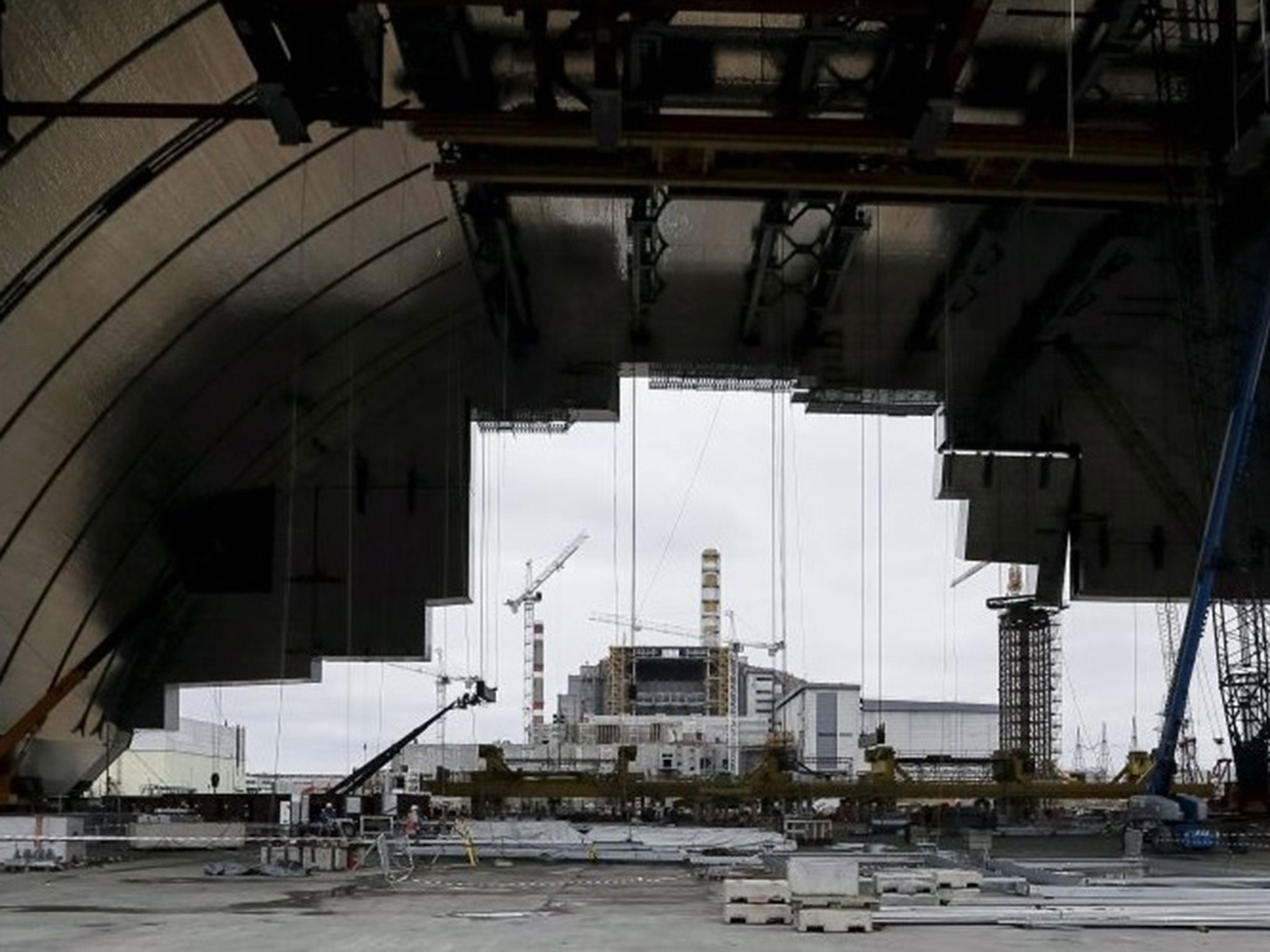 Construction of the new safe confinement structure at the site of the Chernobyl nuclear reactor