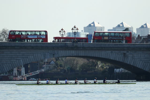Oxford Men's crew train on the Tideway