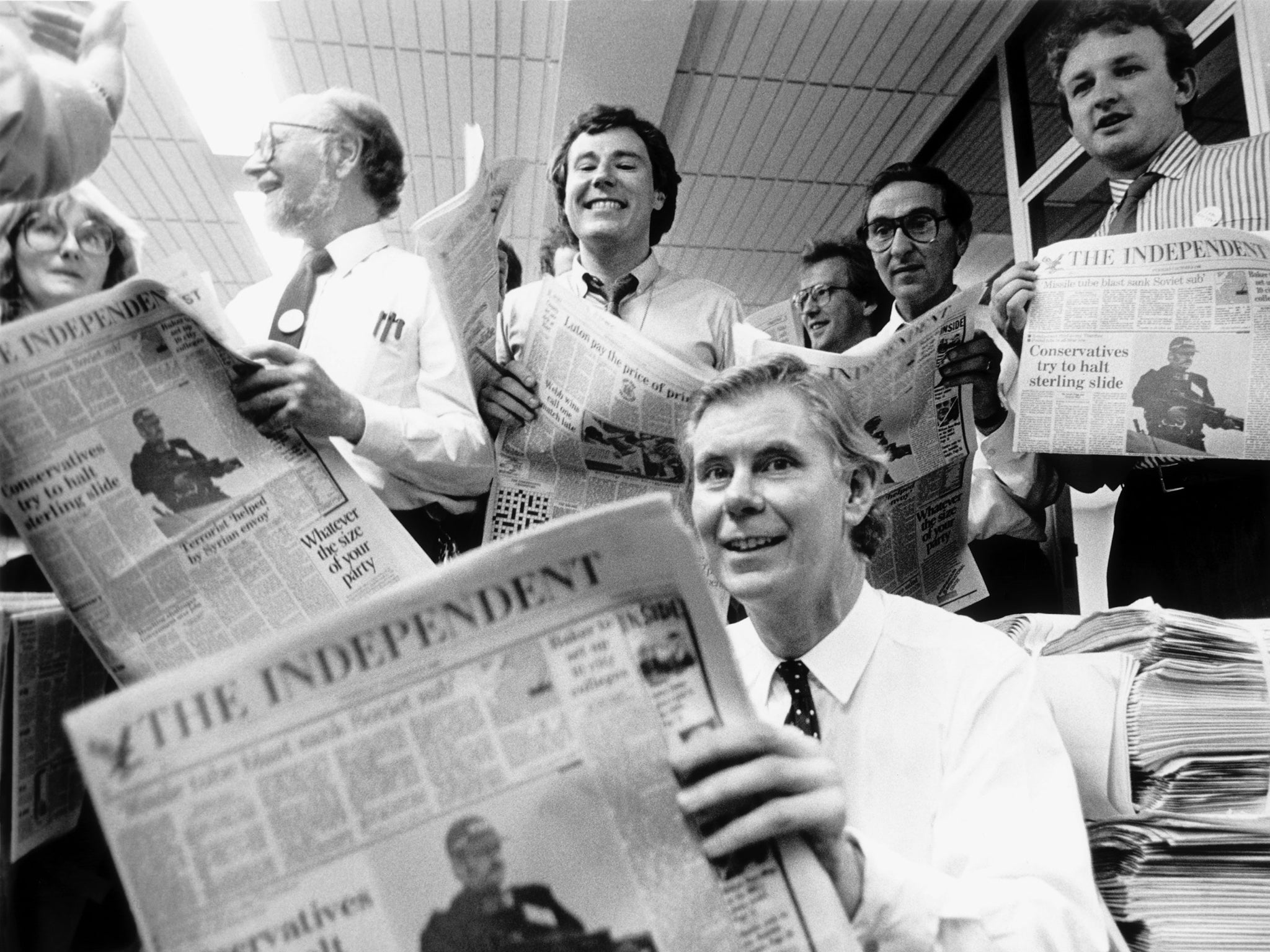 Andreas Whittam Smith, surrounded by editorial staff, holds a copy of the first official ‘Independent’ in October 1986