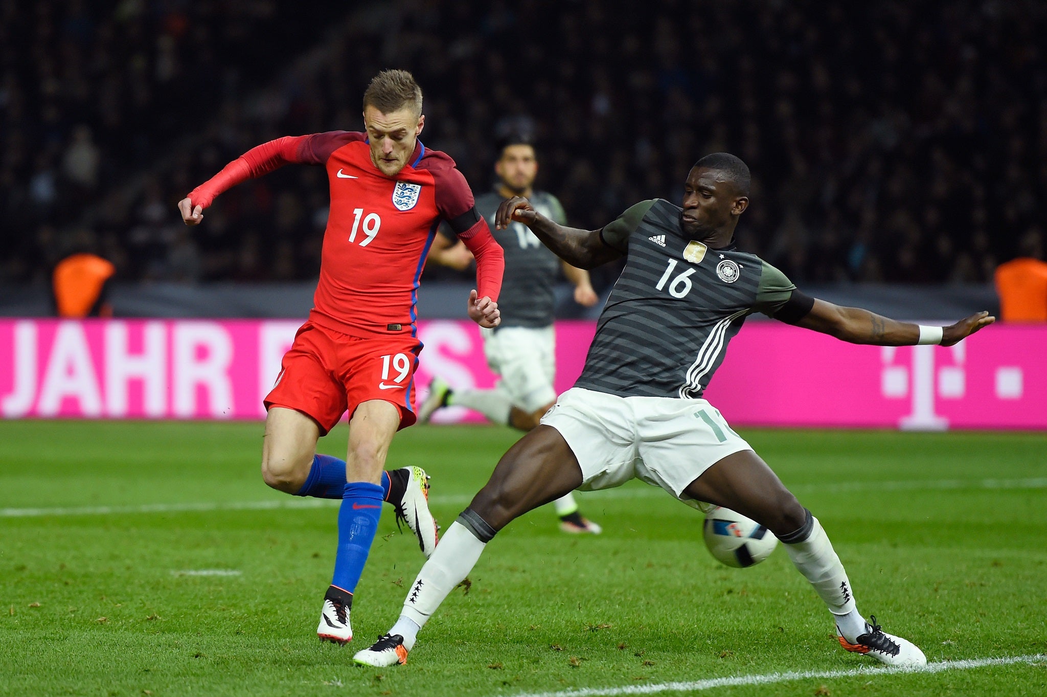 jamie Vardy flicks the ball into the back of the net (Getty Images)