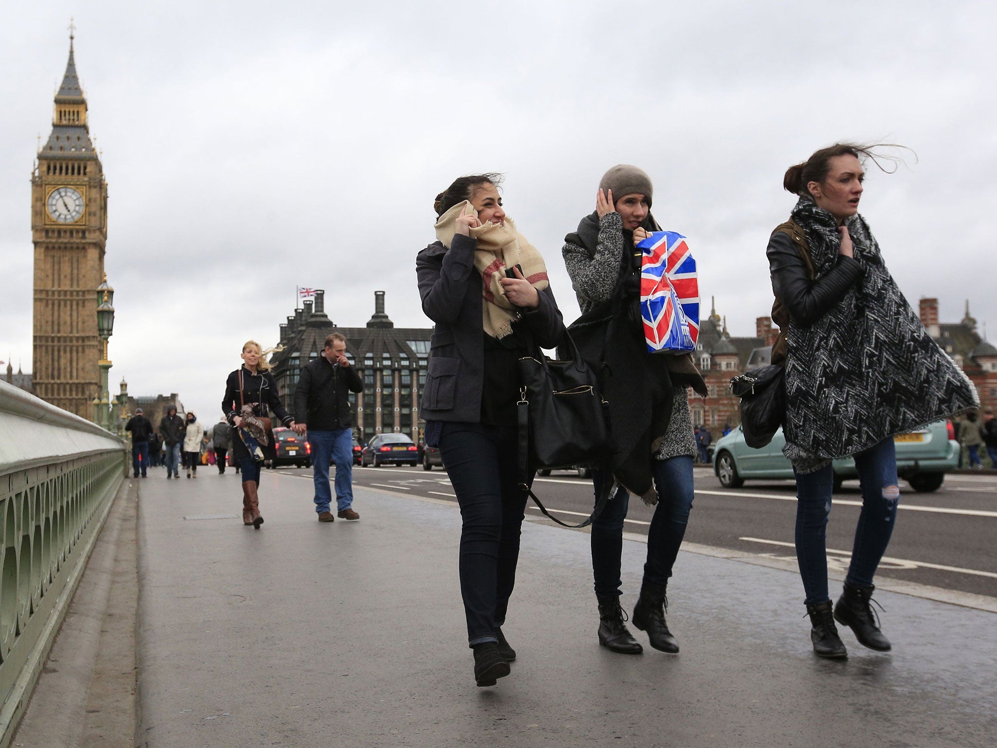 High winds batter tourists on London's Westminster Bridge
