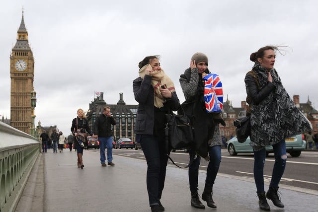 High winds batter tourists on London's Westminster Bridge