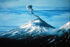 Alaska volcano: Pavlof 'abruptly erupts' and sends ash 20,000ft into the sky