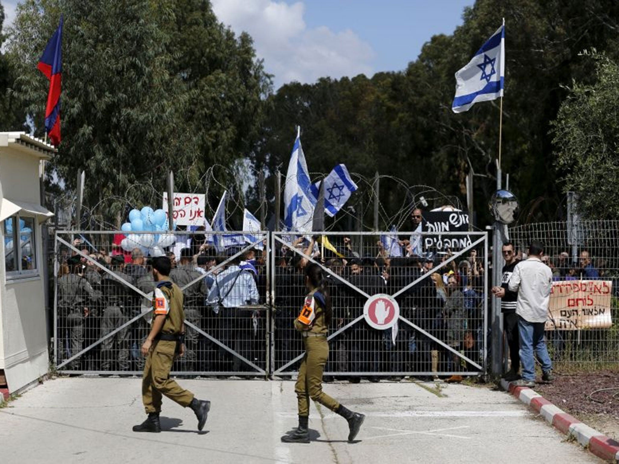 Israeli right-wing protesters demonstrate outside a military court during a hearing of an Israeli soldier who the military said has been arrested on suspicion of murder, near the southern Israeli city of Kiryat Malachi, 29 March, 2016