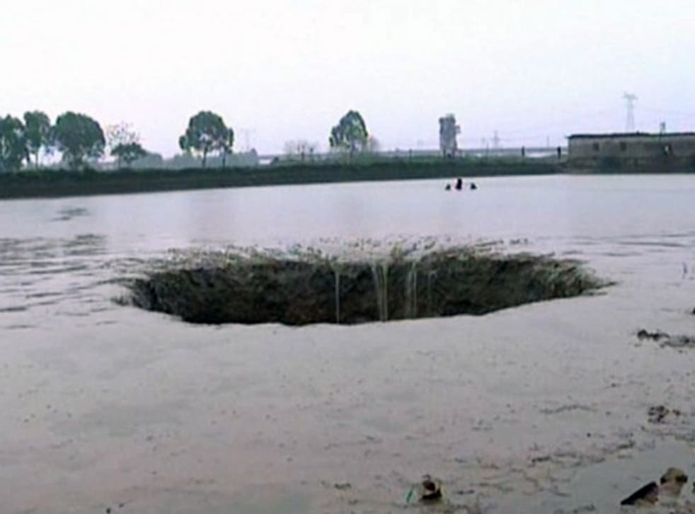 Giant sinkhole causes Chinese farmer to lose 25 tonnes of fish