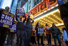 New York announces it will raise minimum wage to $15