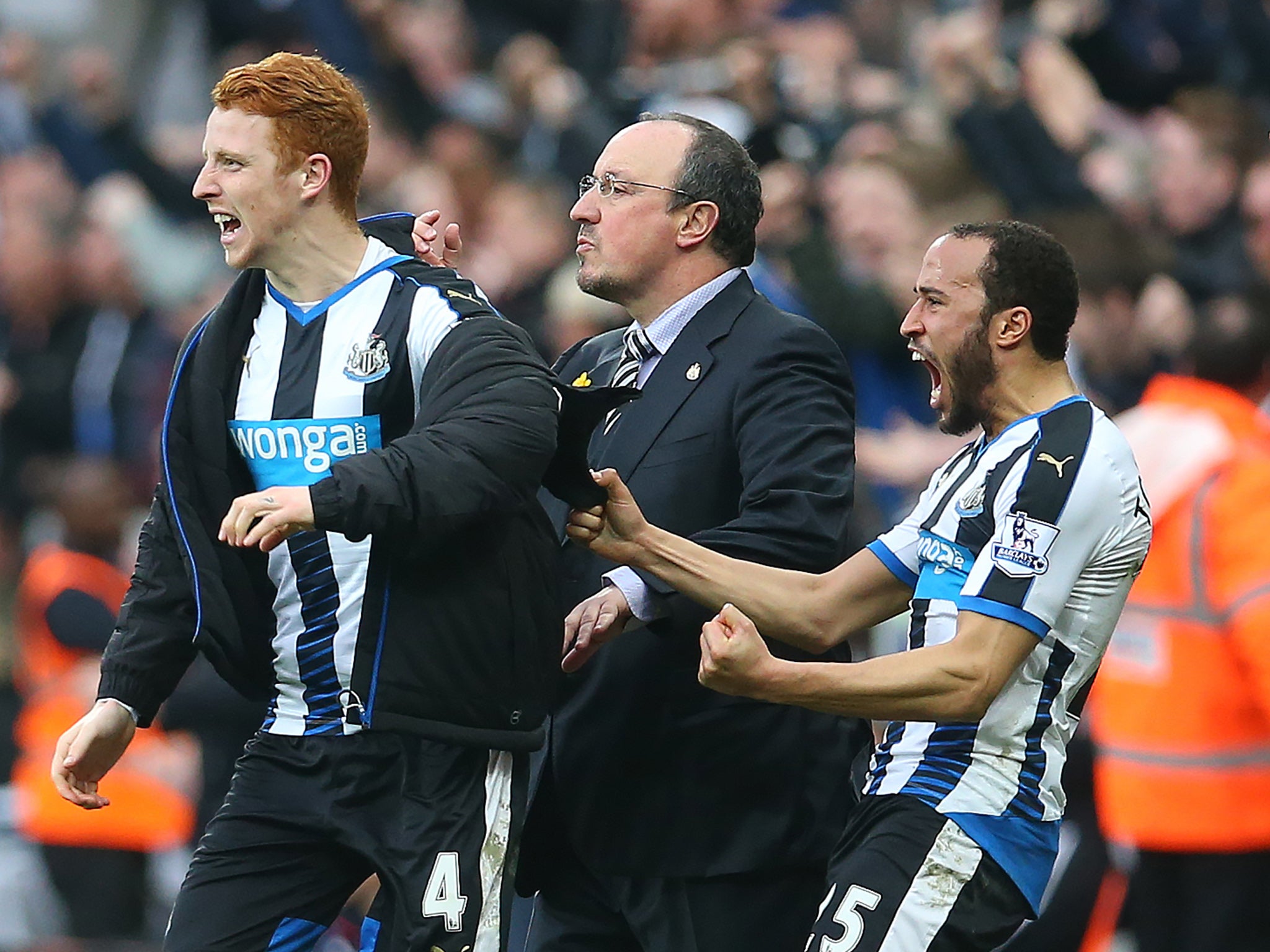 Rafael Benitez watches on during the Sunderland game with Jack Colback and Andros Townsend