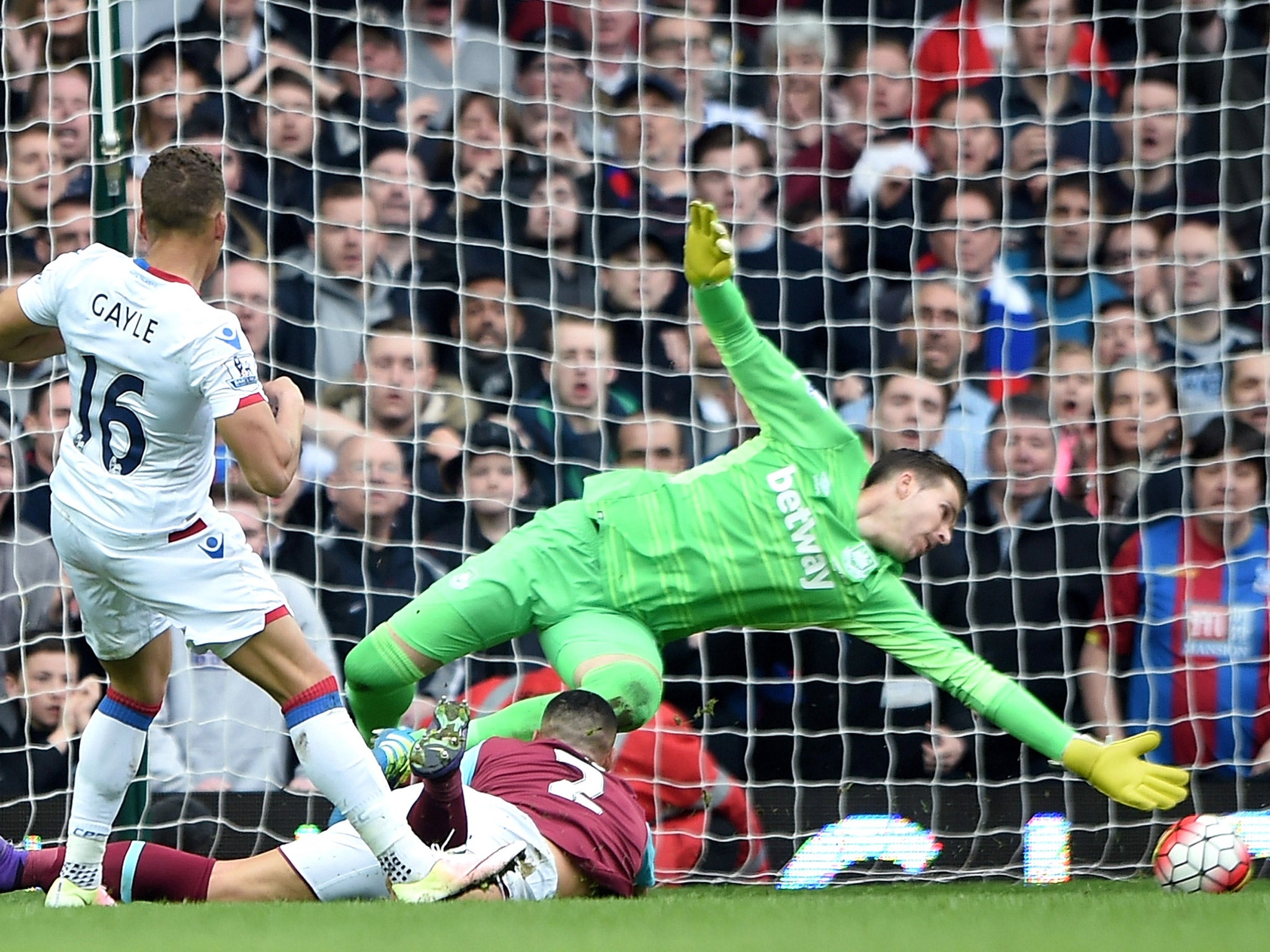 Dwight Gayle scores Crystal Palace's equaliser from the penalty spot (Getty)
